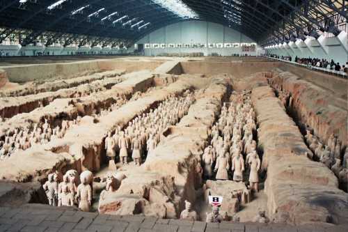 Una visión mas amplia de una d elas salas de la tumba de Qin en la que aparecieron los guerreros